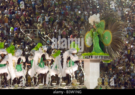 Eine Nahaufnahme der Samba Schule Teilnehmer beim Karneval in Rio Sambadrome. Stockfoto