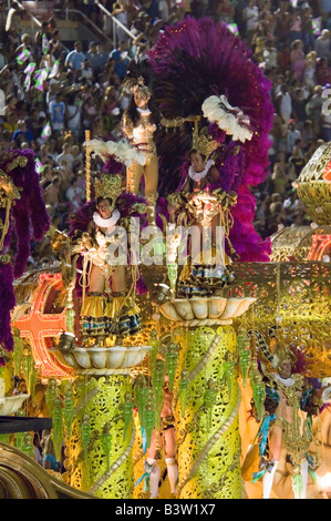 Eine Nahaufnahme der Samba Schule Teilnehmer beim Karneval in Rio Sambadrome. Stockfoto