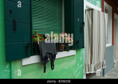 Bunte Häuser und bunte Wäsche sind einem gemeinsamen Standort auf der Insel Burano in der Nähe von Venedig, bekannt für seine exquisite Klöppeln Stockfoto