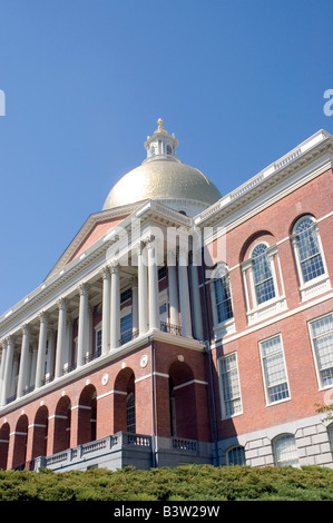 Nach oben auf das Massachusetts State House auf dem Beacon Hill in Boston Stockfoto