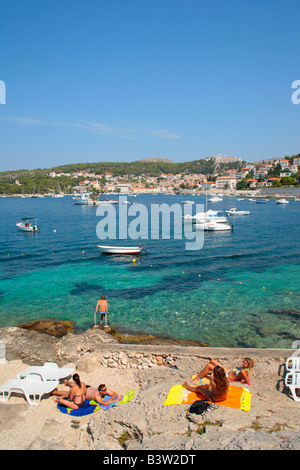 Strand und Hafen der Stadt Hvar, Insel Hvar, Kroatien, Osteuropa Stockfoto