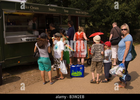 Menschen in Que wartet auf Eis und Snacks im freien Stall kaufen Stockfoto