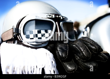 Vintage Retro-Motorrad-Helm, Schutzbrille, Handschuhe und Schal Stockfoto