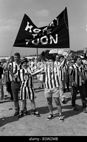 Newcastle United-fans außerhalb Wembley-Stadion vor 1998 FA Cup Finale gegen Arsenal, Wembley, London, UK. Stockfoto