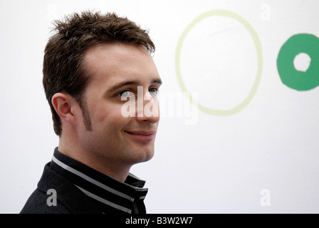 Hübscher junger Geschäftsmann in einem funky moderne Büroeinrichtung Stockfoto