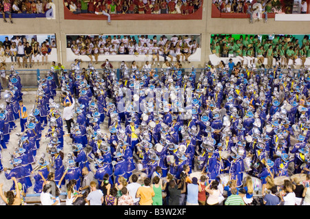 Eines der Samba-Schulen auf dem Weg entlang des Parade-Strip beim Karneval in Rio Sambadrome. Stockfoto