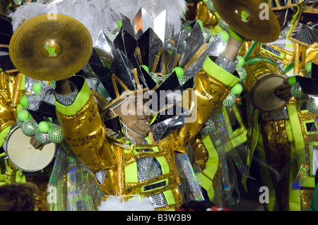 Eine Nahaufnahme eines Samba Schule männliche Teilnehmer beim Karneval in Rio Sambadrome. Stockfoto