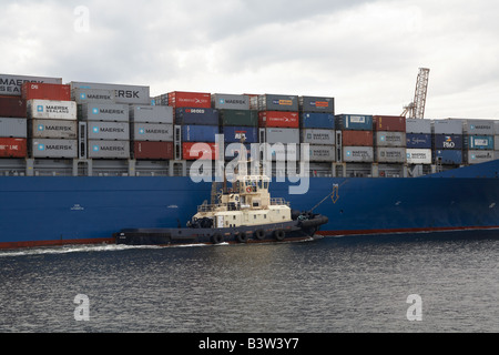 Ein Schlepper Boot hilft das deutsche basierte Frachtschiff Maersk Dampier in den Hafen von Fremantle in West-Australien Stockfoto