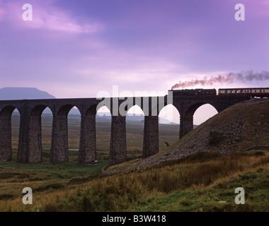 Dampfeisenbahn kreuzt Ribblehead-Viadukt Bahnhof North Yorkshire dales Stockfoto