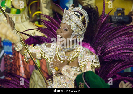 Eine Nahaufnahme von einer Samba Schule Teilnehmerin beim Karneval in Rio Sambadrome. Stockfoto