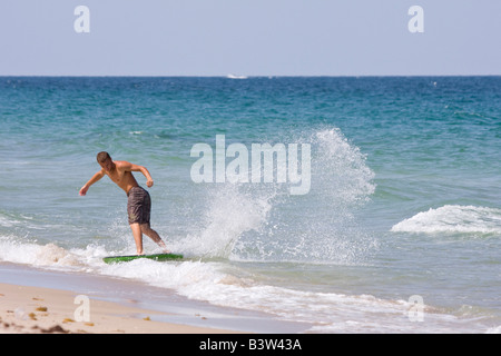 Skimboarder auf Skimboard, Fort Lauderdale, Florida, USA Stockfoto