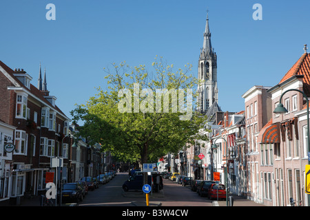 Straße mit Blick auf die Nieuwe Kerk (neue Kirche), Delft, Niederlande Stockfoto