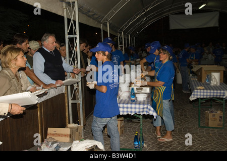 Tätig in Pasta Amatriciana Festival in Italien Stockfoto