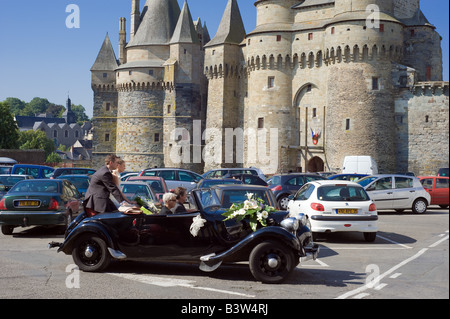 CITROEN B11 Cabrio 1939 mit Brautpaar vor Burg 11. Jahrhundert "VITRE" Bretagne Frankreich Stockfoto