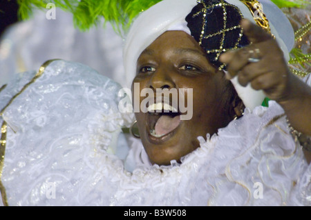 Eine Nahaufnahme von einer Samba Schule Teilnehmerin beim Karneval in Rio Sambadrome. Stockfoto