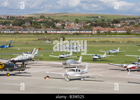 PD51 Mustang fährt auf der Flugschau am Shoreham Airport, West Sussex, England, mit dem Taxi auf die Landebahn Stockfoto