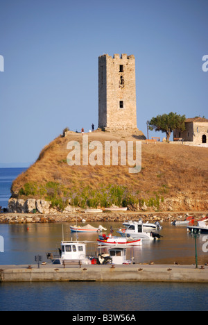 Blick auf Hafen und Turm von St. Paul bei Sonnenuntergang, Nea Fokea, Halbinsel Kassandra, Chalkidiki, Zentralmakedonien, Griechenland Stockfoto