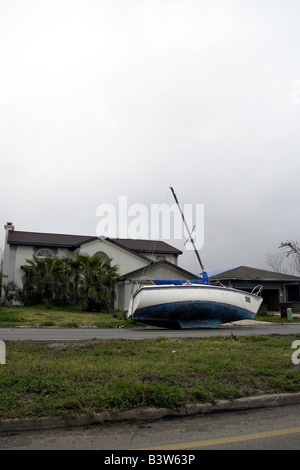Verwüstungen durch Hurrikan Katrina. Slidell, Louisiana, USA. Februar 2006. Ein Boot in Eden Inseln. Stockfoto
