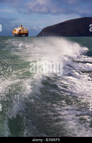 Scheidenden Conainer versenden, da das Lotsenboot entnommen, die der Pilot das Schiff genommen hatte. Stockfoto