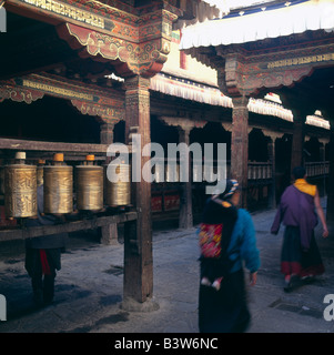 Tibet Lhasa Barkhor Square Jokhang Tempel tibetischen Pilger Spinnen Gebet Trommeln als Tempel herumlaufen Stockfoto