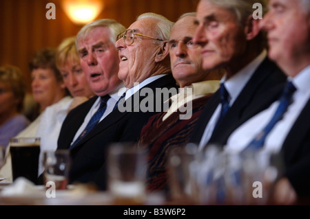 MITGLIEDER DER FRONCYSYLLTE MÄNNLICHEN STIMME CHOR HÖRT IHRE ZWEITE ALBUM STIMMEN DER ZUGABE TAL IN DER NÄHE VON WREXHAM NO ANHÖREN Stockfoto