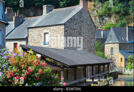 Alten Waschhaus und Häuser auf dem Wasser Hecke des Naçon Flusses Fougères Brittany France Stockfoto