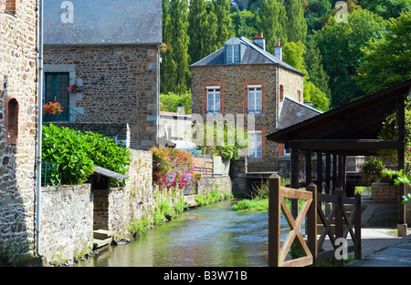 Altes Waschhaus und Häuser am Ufer des Flusses Naçon Fougères Ille et Vilaine Bretagne Frankreich Europa Stockfoto