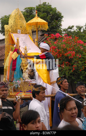 kleiner Junge Reiten verändern/Schrein, Trauerzug auf dem Weg zur Feuerbestattung Website, Gianyar, Insel Bali, Indonesien Stockfoto