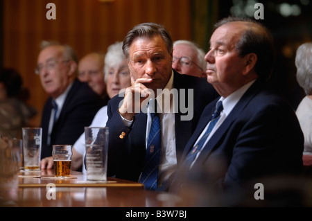 MITGLIEDER DER FRONCYSYLLTE MÄNNLICHEN STIMME CHOR HÖRT IHRE ZWEITE ALBUM STIMMEN DER ZUGABE TAL IN DER NÄHE VON WREXHAM NO ANHÖREN Stockfoto