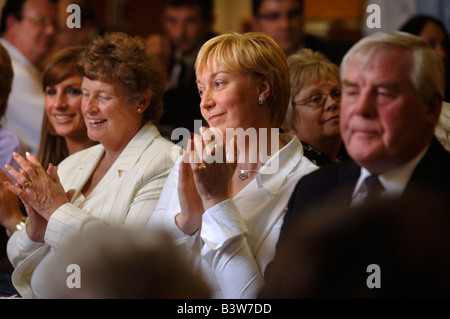 MUSIKALISCHER LEITER DES FRONCYSYLLTE MÄNNERSTIMME CHOR ANN ATKINSON HÖRT AUF IHREM ZWEITEN ALBUM STIMMEN TAL ENCORE NEA Stockfoto