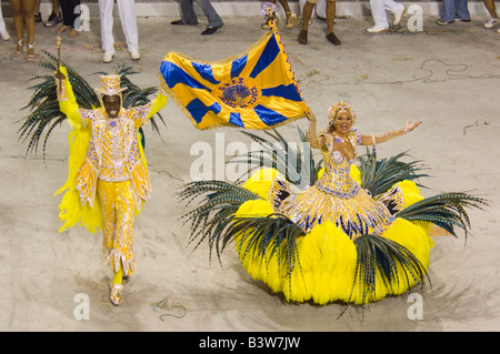 Eine Nahaufnahme der Samba Schule Teilnehmer beim Karneval in Rio Sambadrome. Stockfoto