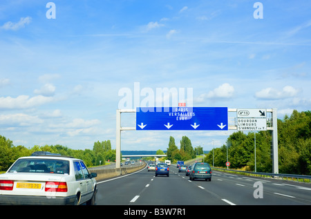 Autos und Straßenschilder auf der Autobahn A10 nach Paris, Ile-de-France, Frankreich, Europa Stockfoto