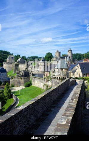 Mauern der mittelalterlichen Burg 13. Jh. Fougères Brittany France Stockfoto