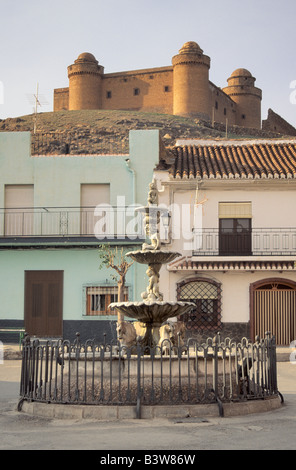 Burg über Plaza del Ayuntamiento Brunnen im Dorf von La Calahorra Andalusien Spanien Stockfoto