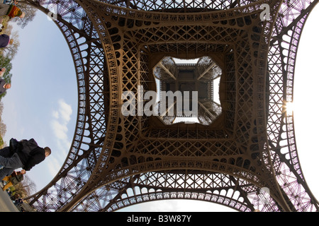 Eiffelturm Weitwinkel Fisheye-unter unter Ansicht Tag tagsüber Tageslicht Paris Frankreich Europa EU nachschlagen Stockfoto
