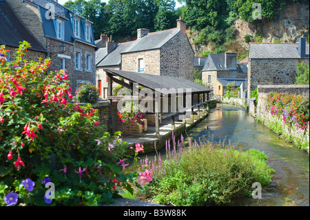 Altes Waschhaus und Häuser am Ufer des Flusses Naçon Fougères Ille et Vilaine Bretagne Frankreich Europa Stockfoto