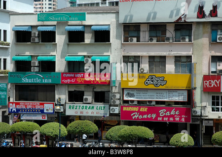 Geschäfte und Restaurants mit bunten Schildern, Bukit Bintang Gegend von Kuala Lumpur, Malaysia. Stockfoto