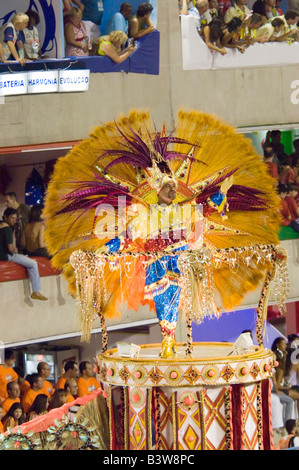 Eine Nahaufnahme eines Samba Schule männliche Teilnehmer beim Karneval in Rio Sambadrome. Stockfoto