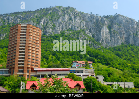 Kalkgestein bilden die Kulisse, Spa Stadt Baile Herculane das Banat in Rumänien Stockfoto