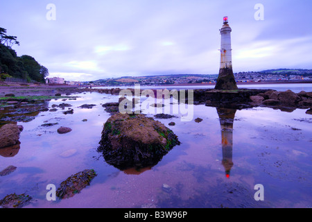 Kurz vor der Morgendämmerung auf Shaldon Strand unterhalb der Ness in South Devon mit Mole und Leuchtturm im Vordergrund Stockfoto