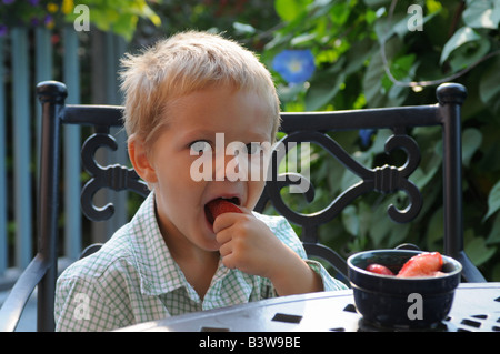 fröhlicher Junge Lächeln, das Leben ist gut Stockfoto