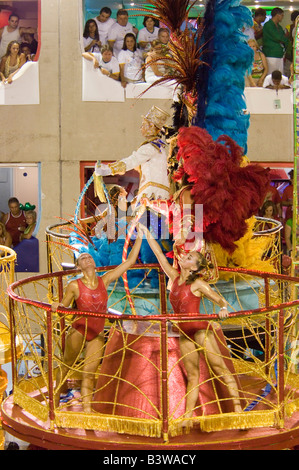 Eine Nahaufnahme der Samba Schule Teilnehmer beim Karneval in Rio Sambadrome. Stockfoto