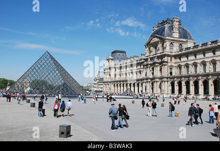 Glaspyramide Haupteingang der Louvre in Paris Stockfoto