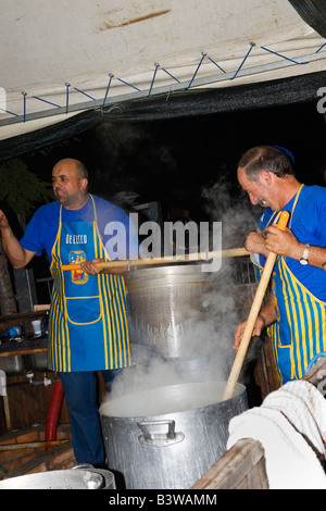 Köche Amatriciana Festival in Italien Pasta vorbereiten Stockfoto