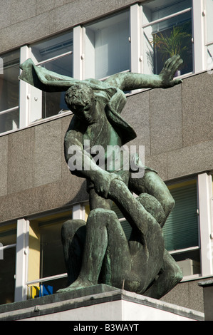 "Der Geist der Gewerkschaftsbewegung" Skulptur von Bernard Wiesen außerhalb Trades Union Congress Gebäude London England UK Stockfoto