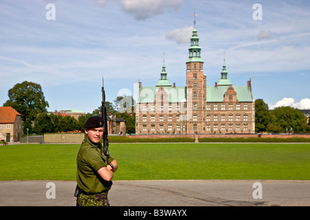 Wachmann vor Schloss Rosenborg in Kopenhagen Stockfoto