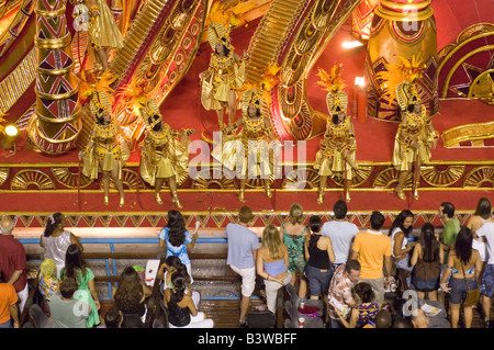 Eine Nahaufnahme der Samba Schule Teilnehmer beim Karneval in Rio Sambadrome. Stockfoto