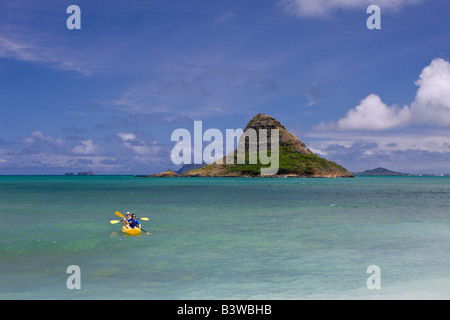 Kanu in der Nähe von Chinamans Hut an Kualoa Park der Kaneohe Bay Oahu Pazifik Hawaii USA Stockfoto