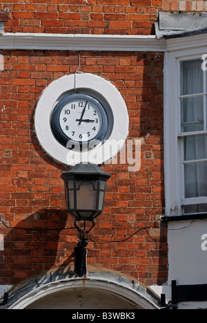 Uhr auf weißer Bär Pub in High Street, Shipston auf Stour, Warwickshire, England, UK Stockfoto