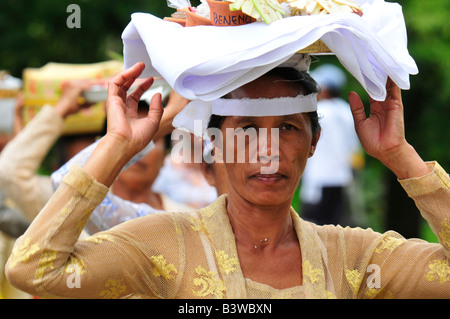 Frauen tragen Angebote zum Tempelfest (Odalan), Mengwi, Bali, Indonesien Stockfoto